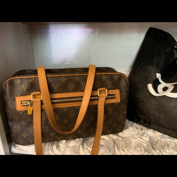 Pre owned Louis Vuitton good condition $550 - Picture 8 of 8